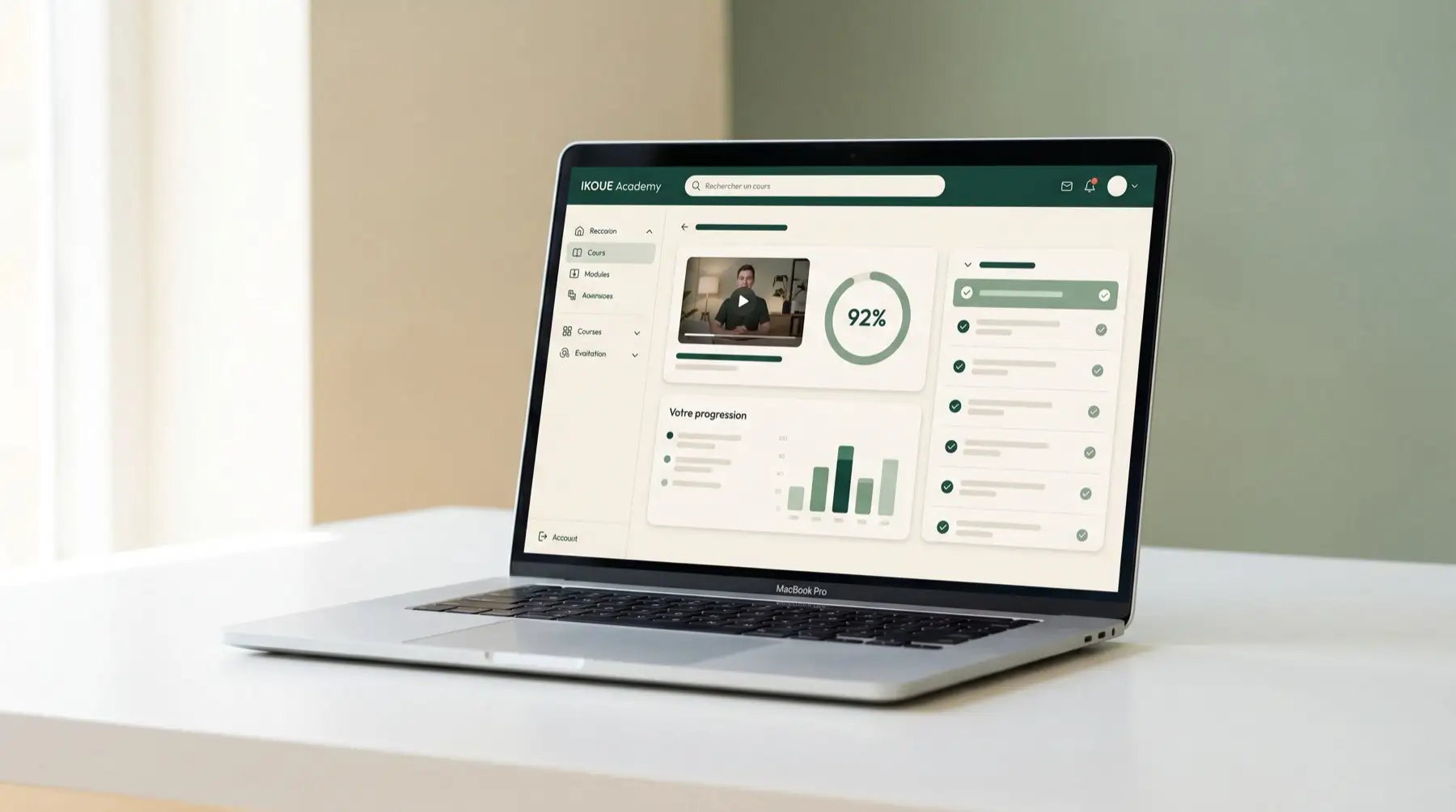 IKOUĒ - Aperçu de la plateforme IKOUĒ Academy sur ordinateur portable