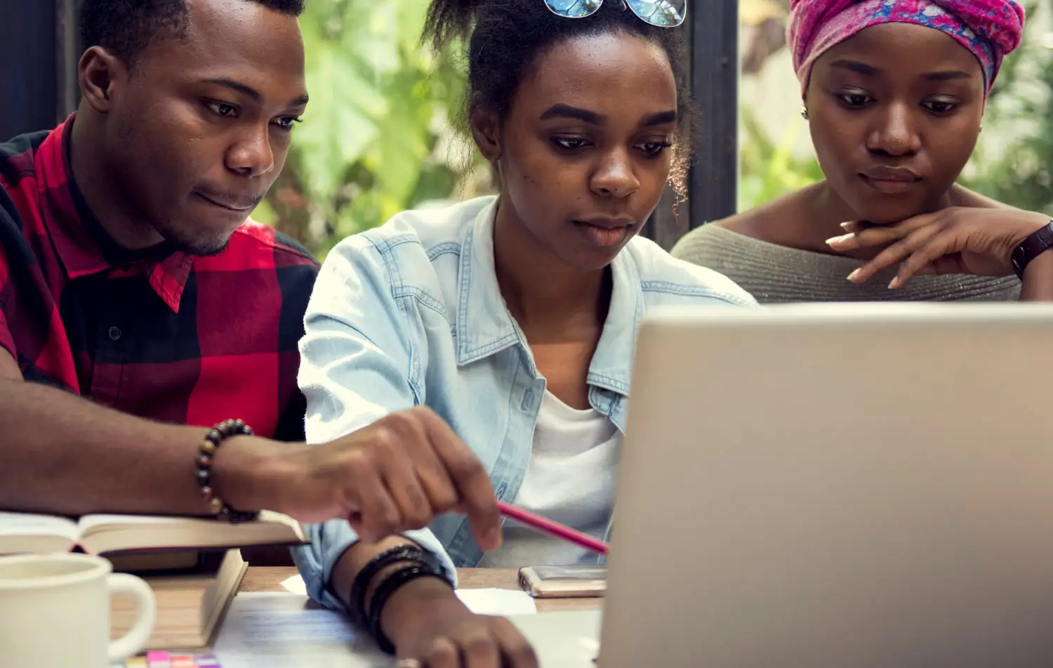 Apprenants en formation à l'IKOUĒ Academy
