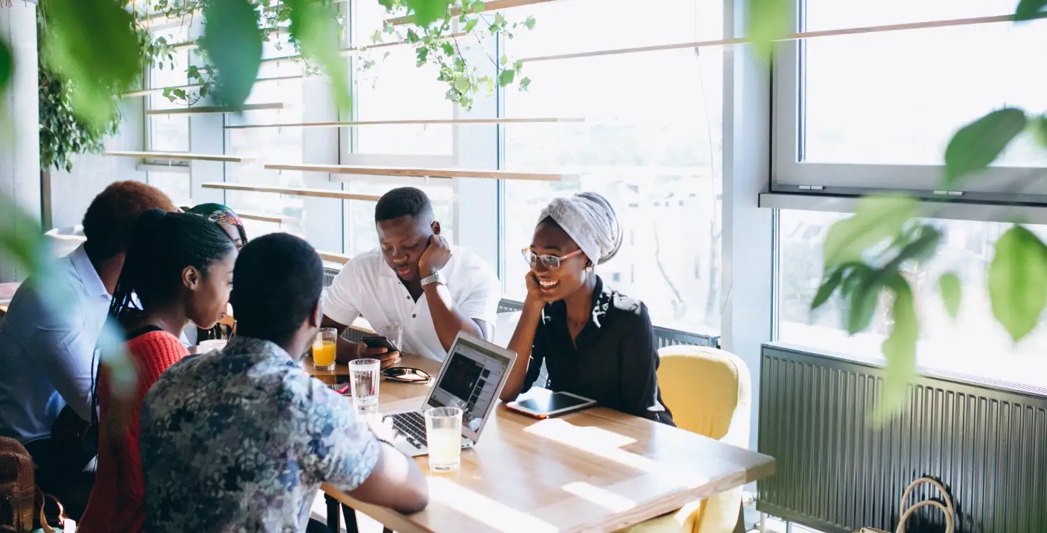 IKOUĒ - Membres de la diaspora et équipes locales en collaboration